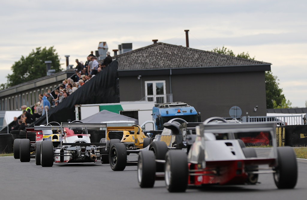 Det er nogle fine historiske Formel racere der skal køre på Ring Djursland.
(Foto: Motorsporten.dk)